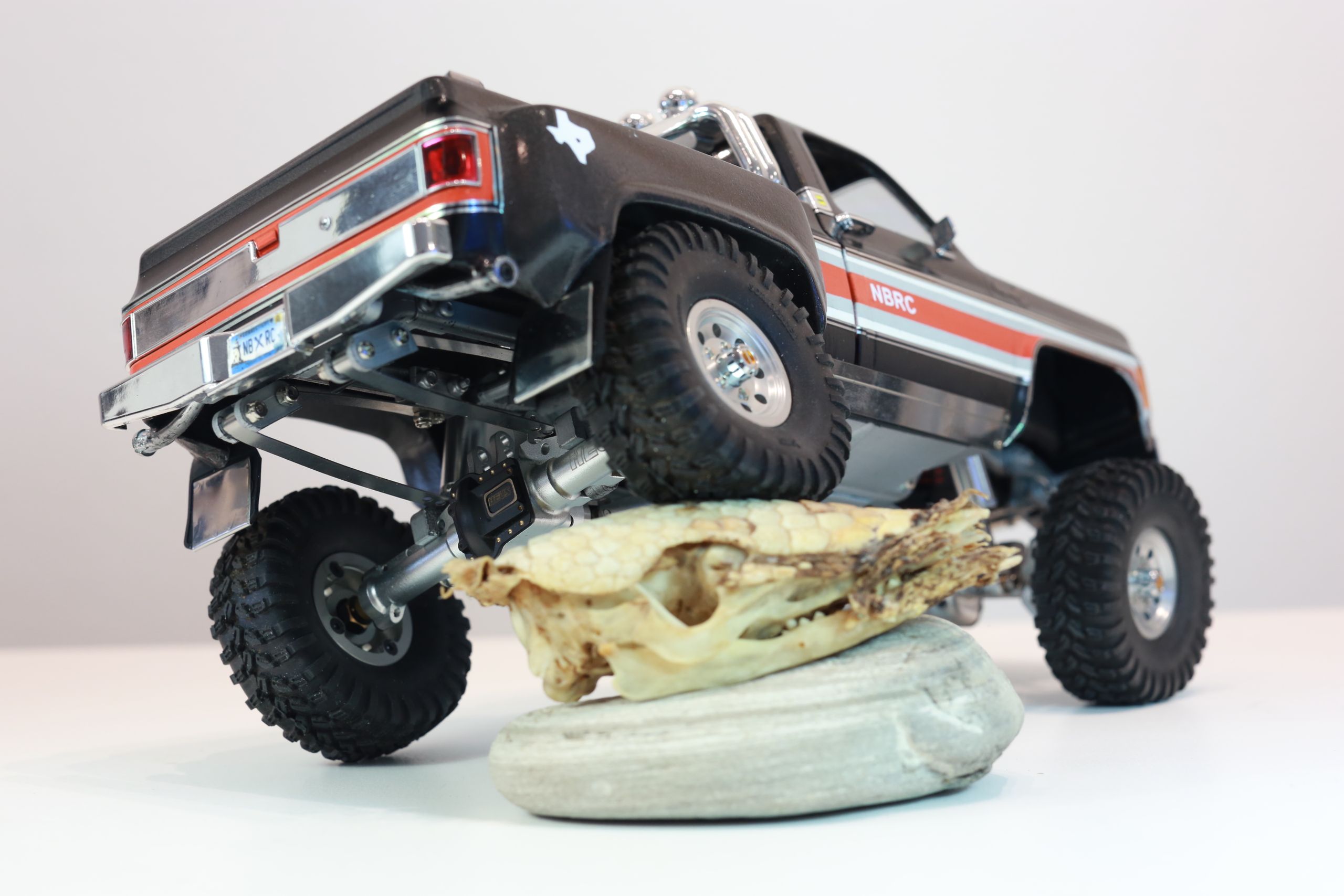 1/18 scale traxxas trx4m based custom rc build of a chevy k10 with micro leaf spring suspension system.