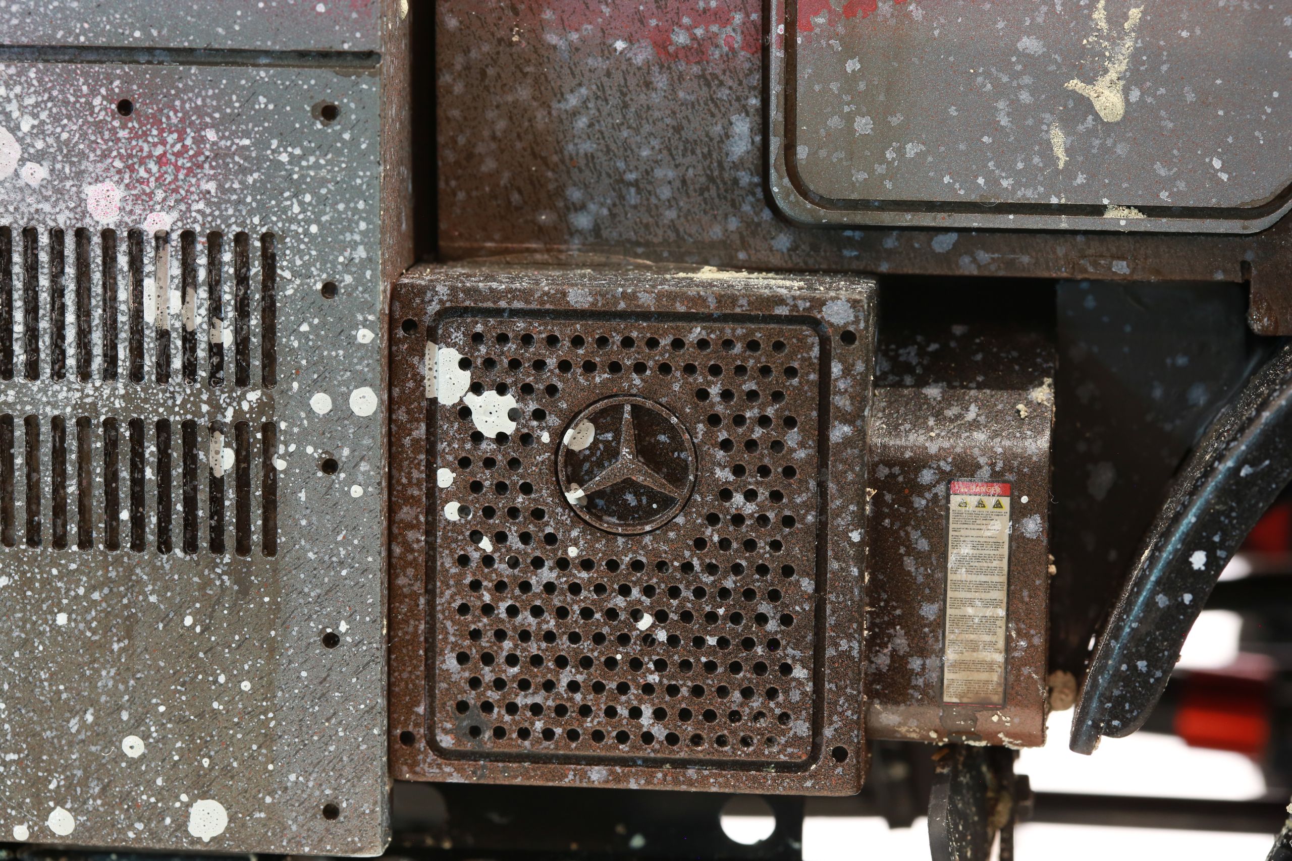 detail of 1/10 scale mercedes unimog rc body
